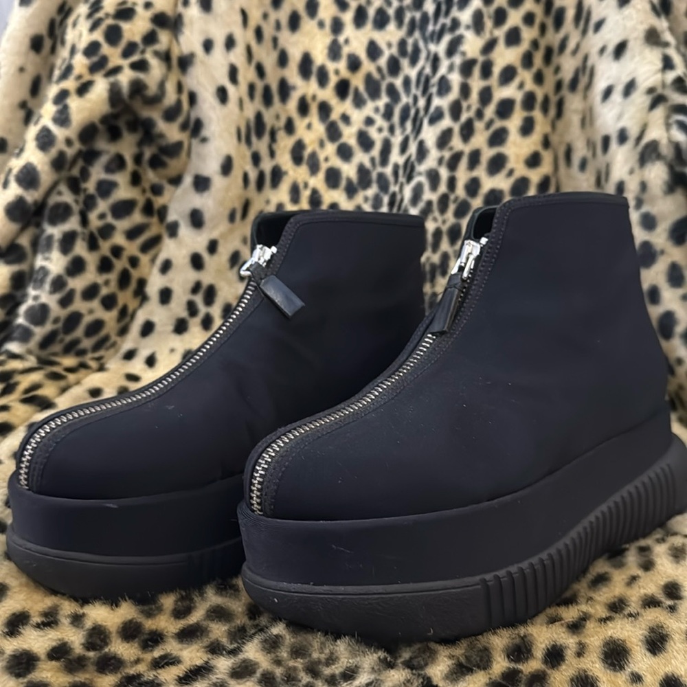 Super cute and rare Marni zip bootie’s